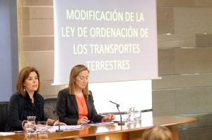 La vicepresidenta del Gobierno, Soraya Sáenz de Santamaría, y la ministra de Fomento, Ana Pastor. La Moncloa, Madrid - 07/12/201